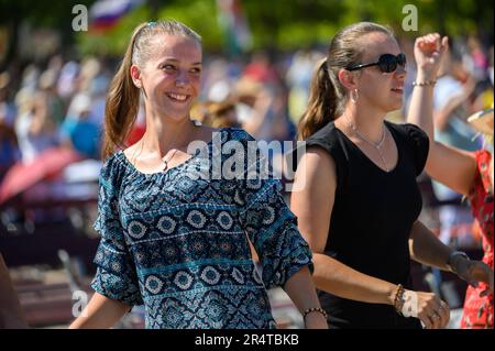 Junge Menschen tanzen zu christlichen Liedern während des Mladifests 2022 – dem Jugendfestival – in Medjugorje. Stockfoto