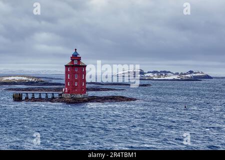 Kjeungskjaer Leuchtturm, Orland, Trondelag, Norwegen - dieser achteckige Leuchtturm ist im Winter in Bjungfjord zwischen Trondheim und der Nordsee gefangen Stockfoto