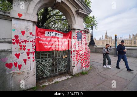London UK. 30. Mai 2023 die nationale Covid-Gedenkmauer ein öffentliches Wandgemälde mit Tausenden roten und rosa Herzen zum Gedenken an die Opfer der COVID-19-Pandemie im Vereinigten Königreich. Die Covid-19-Untersuchung beginnt am 13. Juni, die eingerichtet wurde, um die Reaktion des Vereinigten Königreichs auf die Covid-19-Pandemie und ihre Auswirkungen zu untersuchen und Lehren für die Zukunft zu ziehen unter dem Vorsitz von Baroness Heather Hallett, einer ehemaligen Berufungsrichterin. Kredit: amer Ghazzal/Alamy Live News Stockfoto