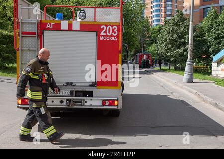 Moskau, Russland. 30. Mai 2023. Ein Feuerwehrmann arbeitet am Ort eines Drohnenangriffs in Moskau, Russland, am 30. Mai 2023. Mehrere Gebäude wurden durch einen Drohnenangriff in Moskau Anfang Dienstag leicht beschädigt, berichtete die russische RIA Novosti unter Berufung auf den Moskauer Bürgermeister Sergei Sobyanin. Sobyanin sagte, es gäbe keine unmittelbaren Berichte über schwere Verletzungen. Alle Rettungsdienste waren am Tatort und weitere Untersuchungen des Angriffs seien im Gange, sagte er. Kredit: Bai Xueqi/Xinhua/Alamy Live News Stockfoto