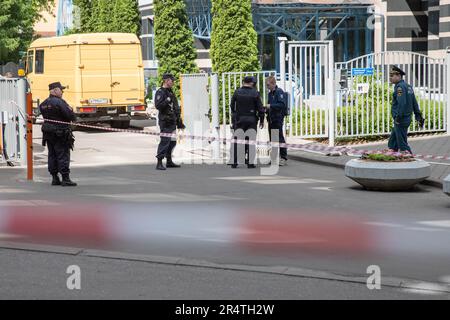 Moskau, Russland. 30. Mai 2023. Polizeibeamte stehen Wache am Ort eines Drohnenangriffs in Moskau, Russland, am 30. Mai 2023. Mehrere Gebäude wurden durch einen Drohnenangriff in Moskau Anfang Dienstag leicht beschädigt, berichtete die russische RIA Novosti unter Berufung auf den Moskauer Bürgermeister Sergei Sobyanin. Sobyanin sagte, es gäbe keine unmittelbaren Berichte über schwere Verletzungen. Alle Rettungsdienste waren am Tatort und weitere Untersuchungen des Angriffs seien im Gange, sagte er. Kredit: Bai Xueqi/Xinhua/Alamy Live News Stockfoto