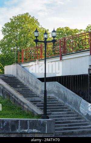 Laterne in der Nähe der Treppe im Stadtpark im Frühling. Reisehintergrund Stockfoto