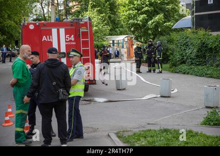 Moskau, Russland. 30. Mai 2023. Feuerwehrleute werden am Ort eines Drohnenangriffs in Moskau, Russland, am 30. Mai 2023 gesehen. Mehrere Gebäude wurden durch einen Drohnenangriff in Moskau Anfang Dienstag leicht beschädigt, berichtete die russische RIA Novosti unter Berufung auf den Moskauer Bürgermeister Sergei Sobyanin. Sobyanin sagte, es gäbe keine unmittelbaren Berichte über schwere Verletzungen. Alle Rettungsdienste waren am Tatort und weitere Untersuchungen des Angriffs seien im Gange, sagte er. Kredit: Bai Xueqi/Xinhua/Alamy Live News Stockfoto