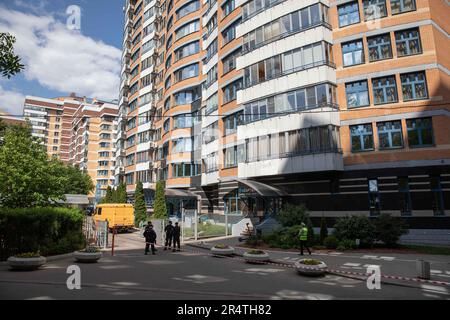 Moskau, Russland. 30. Mai 2023. Polizeibeamte stehen Wache am Ort eines Drohnenangriffs in Moskau, Russland, am 30. Mai 2023. Mehrere Gebäude wurden durch einen Drohnenangriff in Moskau Anfang Dienstag leicht beschädigt, berichtete die russische RIA Novosti unter Berufung auf den Moskauer Bürgermeister Sergei Sobyanin. Sobyanin sagte, es gäbe keine unmittelbaren Berichte über schwere Verletzungen. Alle Rettungsdienste waren am Tatort und weitere Untersuchungen des Angriffs seien im Gange, sagte er. Kredit: Bai Xueqi/Xinhua/Alamy Live News Stockfoto