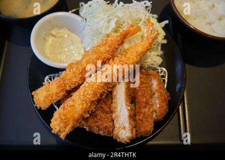 Tonkatsu-Set mit panko-paniertem, frittierten Garnelen mit gehacktem Kohl. Stockfoto