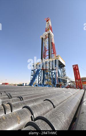 (230530) -- URUMQI, 30. Mai 2023 (Xinhua) -- Dieses Foto wurde am 30. Mai 2023 aufgenommen und zeigt das Bohrprojekt einer mehr als 10.000 Meter tiefen Bohrung für die wissenschaftliche Erforschung in der Autonomen Region Xinjiang Uygur im Nordwesten Chinas. Die Bohrungen in Chinas erstem Bohrloch mit einer Tiefe von mehr als 10.000 Metern für die wissenschaftliche Erforschung begannen am Dienstag im Tarim-Becken, der Autonomen Region Xinjiang Uygur im Nordwesten Chinas. Die Operation begann am Dienstag um 11:46 Uhr. Es ist ein Meilenstein in Chinas Erderforschung und bietet eine beispiellose Gelegenheit, Gebiete des Planeten tief unter der zu untersuchen Stockfoto