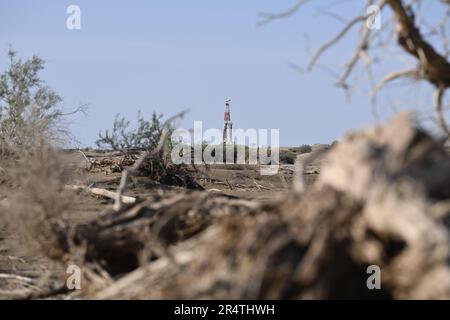 (230530) -- URUMQI, 30. Mai 2023 (Xinhua) -- Dieses Foto wurde am 30. Mai 2023 aufgenommen und zeigt das Bohrprojekt einer mehr als 10.000 Meter tiefen Bohrung für die wissenschaftliche Erforschung in der Autonomen Region Xinjiang Uygur im Nordwesten Chinas. Die Bohrungen in Chinas erstem Bohrloch mit einer Tiefe von mehr als 10.000 Metern für die wissenschaftliche Erforschung begannen am Dienstag im Tarim-Becken, der Autonomen Region Xinjiang Uygur im Nordwesten Chinas. Die Operation begann am Dienstag um 11:46 Uhr. Es ist ein Meilenstein in Chinas Erderforschung und bietet eine beispiellose Gelegenheit, Gebiete des Planeten tief unter der zu untersuchen Stockfoto