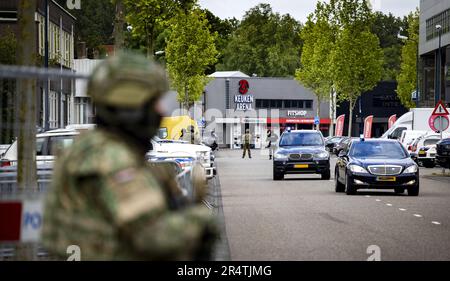 AMSTERDAM - Transport vor Gericht zur Fortsetzung des Strafverfahrens Marengo. Insgesamt stehen in diesem Fall siebzehn Personen wegen Verdachts auf Beteiligung an einer kriminellen Vereinigung und (in unterschiedlicher Zusammensetzung) der Beteiligung an sechs Morden, vier versuchten Morden und der Vorbereitung von Liquidationen vor Gericht. **HINWEIS DES HERAUSGEBERS: Nummernschild wurde verdeckt.** ANP RAMON VAN FLYMEN niederlande raus - belgien raus Stockfoto