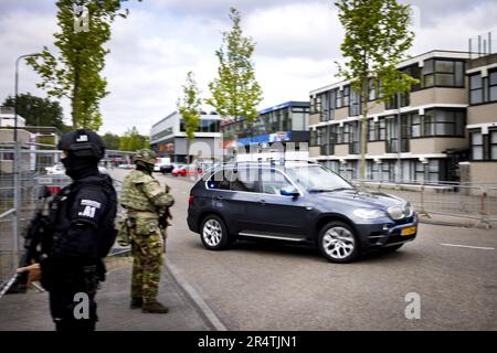 AMSTERDAM - Transport vor Gericht zur Fortsetzung des Strafverfahrens Marengo. Insgesamt stehen in diesem Fall siebzehn Personen wegen Verdachts auf Beteiligung an einer kriminellen Vereinigung und (in unterschiedlicher Zusammensetzung) der Beteiligung an sechs Morden, vier versuchten Morden und der Vorbereitung von Liquidationen vor Gericht. ANP RAMON VAN FLYMEN niederlande raus - belgien raus Stockfoto