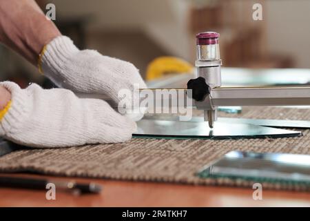 Handwerker, die Spiegelstücke messen und schneiden Stockfoto