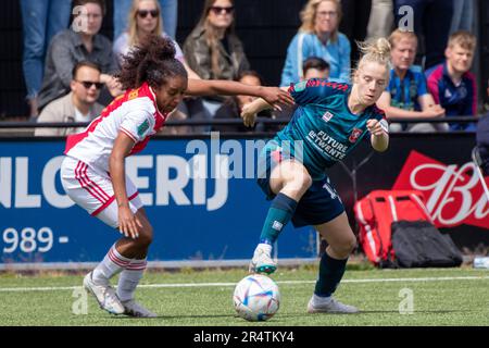 Amsterdam, Niederlande. 29. Mai 2023. Amsterdam, Niederlande, Mai 29. 2023: Ashleigh Weerden (links, 11 Ajax) und Elena Dhont (rechts, 13 Twente) in Aktion während des Vrouwen Eredivisie Cup-Finales zwischen Ajax und Twente in De Toekomst in Amsterdam, Niederlande (Leiting Gao/SPP). Kredit: SPP Sport Press Photo. Alamy Live News Stockfoto