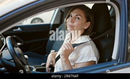Eine hispanische Frau mittleren Alters, die selbstbewusst lächelt und den Gürtel auf der Straße trägt Stockfoto