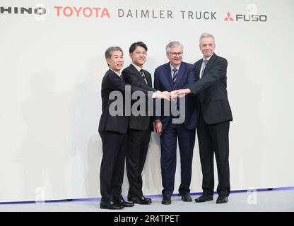 30. Mai 2023, Tokio, Japan - (L-R) Satoshi Ogiso, CEO von Hino Motors in Japan, Koji Sato, Koyota Motor CEO, Martin Daum, CEO von Daimler Truck in Deutschland, und MFTBC-Tochtergesellschaft von Daimler (Mitsubishi Fuso) CEO Karl Depper kündigte an, dass Hino und MFTBC ihre Geschäftsbereiche zusammenlegen werden. Toyota und Daimler Truck werden auf einer Pressekonferenz am Dienstag, den 30. Mai 2023 in Tokio eine Holdinggesellschaft gründen. (Foto: Yoshio Tsunoda/AFLO) Stockfoto