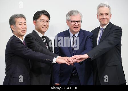 30. Mai 2023, Tokio, Japan - (L-R) Satoshi Ogiso, CEO von Hino Motors in Japan, Koji Sato, Koyota Motor CEO, Martin Daum, CEO von Daimler Truck in Deutschland, und MFTBC-Tochtergesellschaft von Daimler (Mitsubishi Fuso) CEO Karl Depper kündigte an, dass Hino und MFTBC ihre Geschäftsbereiche zusammenlegen werden. Toyota und Daimler Truck werden auf einer Pressekonferenz am Dienstag, den 30. Mai 2023 in Tokio eine Holdinggesellschaft gründen. (Foto: Yoshio Tsunoda/AFLO) Stockfoto