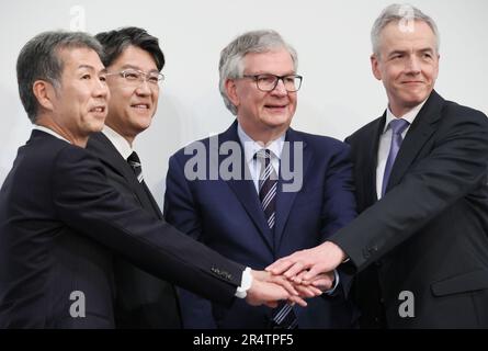 30. Mai 2023, Tokio, Japan - (L-R) Satoshi Ogiso, CEO von Hino Motors in Japan, Koji Sato, Koyota Motor CEO, Martin Daum, CEO von Daimler Truck in Deutschland, und MFTBC-Tochtergesellschaft von Daimler (Mitsubishi Fuso) CEO Karl Depper kündigte an, dass Hino und MFTBC ihre Geschäftsbereiche zusammenlegen werden. Toyota und Daimler Truck werden auf einer Pressekonferenz am Dienstag, den 30. Mai 2023 in Tokio eine Holdinggesellschaft gründen. (Foto: Yoshio Tsunoda/AFLO) Stockfoto