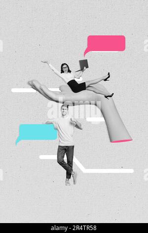 Kreative vertikale Collage-Skizze von zwei positiven, glücklichen Menschen, die zusammen sms schreiben und einen E-Mail-Brief mit gestenwerbe.gadget senden Stockfoto