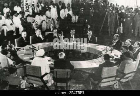 Indische Premierministerin Indira Gandhi, jugoslawischer Präsident Josif Broz Tito und ägyptischer Präsident Gamal Abdel Nasser anlässlich der Eröffnung der Dreiparteien-Gipfelkonferenz in Neu-Delhi, Indien 1966 Stockfoto