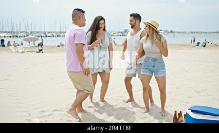 Gruppe von Menschen, die selbstbewusst am Strand lächeln Stockfoto