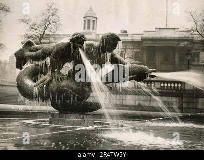 Brunnenstatuen am Trafalgar Square gefroren, London, UK 1950 Stockfoto