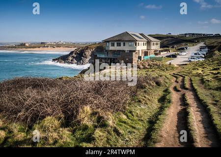Das Lewinnick Lodge Restaurant und Hotel mit Blick auf die Fistral Bay an der Küste von Newquay in Cornwall in England in Großbritannien. Stockfoto