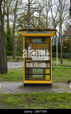 Historische Gelbe Telefonzelle Im Dorf Lübars, Berlin Stockfoto