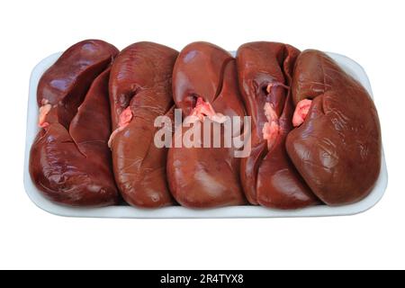 Rohe Schweinenieren in Brettern, isoliert auf weißem Hintergrund. Rohe Schlachtnebenerzeugnisse. Stockfoto