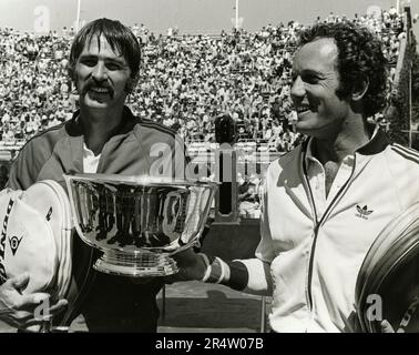 Tennisspieler John Newcombe und Tom Okker, nachdem sie das Double der French Open gewonnen haben, Roland Garros, France 1973 Stockfoto