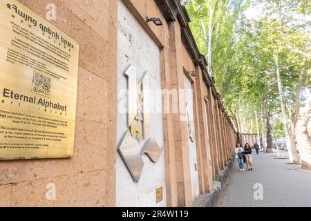 Bas-Relief-Projekt für die ewige Alphabet Art an einer Wand in Eriwan Armenien Stockfoto