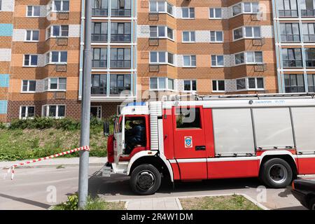 Moskau, Russland. 30. Mai 2023. Feuerwehrleute arbeiten am Ort eines Drohnenangriffs in Moskau, Russland, am 30. Mai 2023. Mehrere Gebäude wurden durch einen Drohnenangriff in Moskau Anfang Dienstag leicht beschädigt, berichtete die russische RIA Novosti unter Berufung auf den Moskauer Bürgermeister Sergei Sobyanin. Sobyanin sagte, es gäbe keine unmittelbaren Berichte über schwere Verletzungen. Alle Rettungsdienste waren am Tatort und weitere Untersuchungen des Angriffs seien im Gange, sagte er. Kredit: Bai Xueqi/Xinhua/Alamy Live News Stockfoto