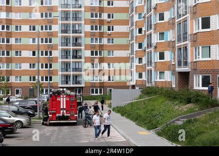 Moskau, Russland. 30. Mai 2023. Feuerwehrleute arbeiten am Ort eines Drohnenangriffs in Moskau, Russland, am 30. Mai 2023. Mehrere Gebäude wurden durch einen Drohnenangriff in Moskau Anfang Dienstag leicht beschädigt, berichtete die russische RIA Novosti unter Berufung auf den Moskauer Bürgermeister Sergei Sobyanin. Sobyanin sagte, es gäbe keine unmittelbaren Berichte über schwere Verletzungen. Alle Rettungsdienste waren am Tatort und weitere Untersuchungen des Angriffs seien im Gange, sagte er. Kredit: Bai Xueqi/Xinhua/Alamy Live News Stockfoto