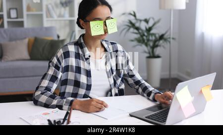 Das Konzept einer Menge Arbeit. Müder afroamerikanischer weiblicher Hengst Stockfoto