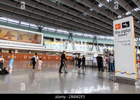 Hinweisschild für Tore, Passkontrolle, Check-in-Bereich für Sicherheitskontrollen am Abflugterminal im internationalen Flughafen Zvartnots in Eriwan, Armenien. Stockfoto