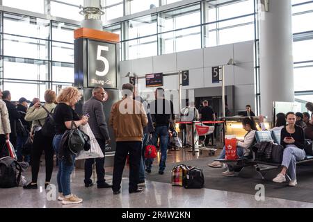 Passagiere in der Schlange, die am Gate 5 Airport Terminal, Zvartnots International Airport in Eriwan, Armenien, anstehen. Stockfoto