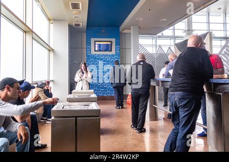 Raucherzone, Rauchbereich im Flughafenterminal des Internationalen Flughafens Zvartnots in Eriwan, Armenien. Stockfoto