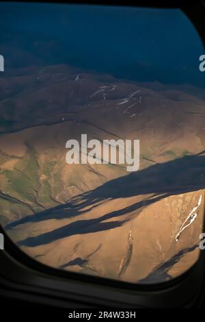 Kaukasusgebirge - Luftaufnahme bei Nacht von einem Fensterplatz im Flugzeug Stockfoto