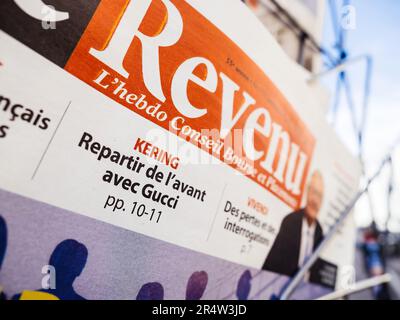 Paris, Frankreich - 20. März 2023: Nahaufnahme von Revenu - Börsenzeitung mit Kering Gucci Deal und Schlagzeile „Get Ahead with gucci“ Stockfoto