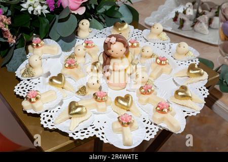 Gesellschaftliche Veranstaltung; Individuelle Präsentation Von Süßigkeiten Und Desserts Für Partygäste Stockfoto