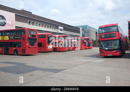 Brent Cross Shopping Centre, Nort London mit vielen roten Londoner Bussen, die Passagiere in alle möglichen Richtungen bringen Stockfoto