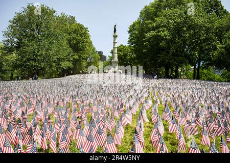 Washington, DC, USA. 29. Mai 2023. Am Boston Common in Boston, Massachusetts, USA, am 29. Mai 2023 sind insgesamt 37.000 Flaggen zu sehen, die Mitglieder des Gefallenen-Dienstes repräsentieren. Kredit: Ziyu Julian Zhu/Xinhua/Alamy Live News Stockfoto