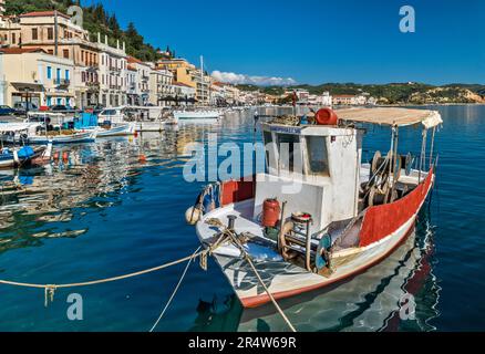 Fischerboote im Hafen von Gytheio (Gythio), Laconischer Golf, Halbinsel Mani, Region Peloponnes, Griechenland Stockfoto