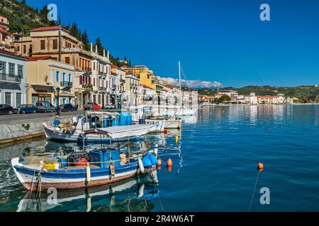 Fischerboote im Hafen von Gytheio (Gythio), Laconischer Golf, Halbinsel Mani, Region Peloponnes, Griechenland Stockfoto