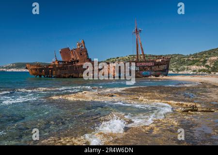 Schiffswrack von Agios Dymitrios am Strand von Glyfada in der Nähe der Stadt Gytheio, in der Ferne sichtbar, Peloponnes Region, Griechenland Stockfoto