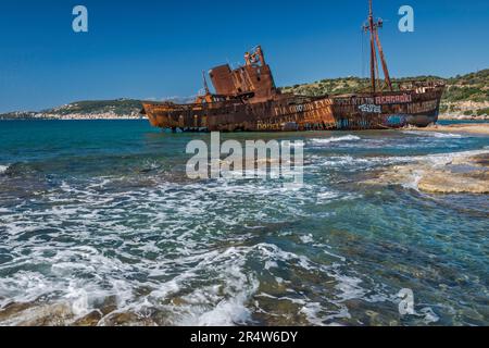 Schiffswrack von Agios Dymitrios am Strand von Glyfada in der Nähe der Stadt Gytheio, in der Ferne sichtbar, Peloponnes Region, Griechenland Stockfoto