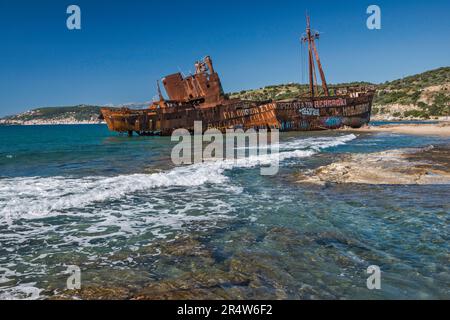 Schiffswrack von Agios Dymitrios am Strand von Glyfada in der Nähe der Stadt Gytheio, in der Ferne sichtbar, Peloponnes Region, Griechenland Stockfoto