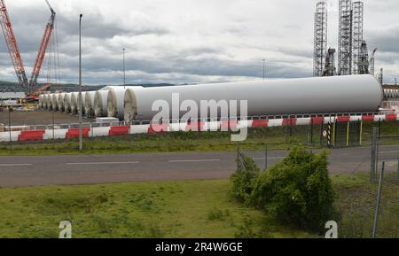 Mai 2023: Teile der Siemens-Windkraftanlagen warten auf die Vormontage im Hafen von Dundee, bevor sie in den Offshore-Windpark Neart na Gaoithe (NNG) verlegt werden. Stockfoto