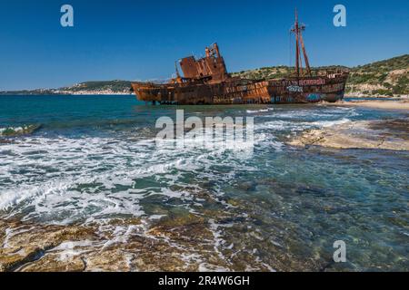 Schiffswrack von Agios Dymitrios am Strand von Glyfada in der Nähe der Stadt Gytheio, in der Ferne sichtbar, Peloponnes Region, Griechenland Stockfoto