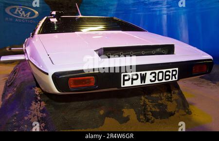 Ein einzigartiges Lotus Esprit 007 James Bond U-Boot-Auto, wie es in The Spy, der mich liebte, verwendet wurde, das am Montag bei RM Auction in Battersea London für £616,000 verkauft wurde. Es hat keine Räder. Stockfoto