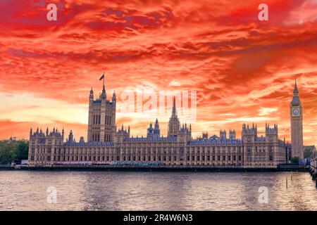 Houses of Parliament und Big Ben in London bei Sonnenuntergang Stockfoto