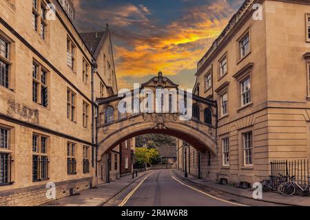 Die Seufzerbrücke oder Hertford Bridge bei Sonnenuntergang liegt zwischen den Gebäuden der Hertford College University in der New College Lane Street in Oxford, Oxfordshire, Stockfoto