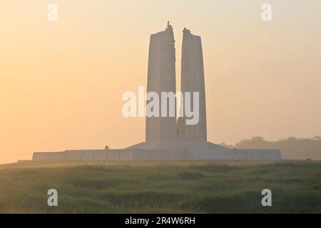 Das Canadian National Vimy Memorial an einem wunderschönen nebligen Frühlingsmorgen in Givenchy-en-Gohelle (Pas-de-Calais), Frankreich Stockfoto